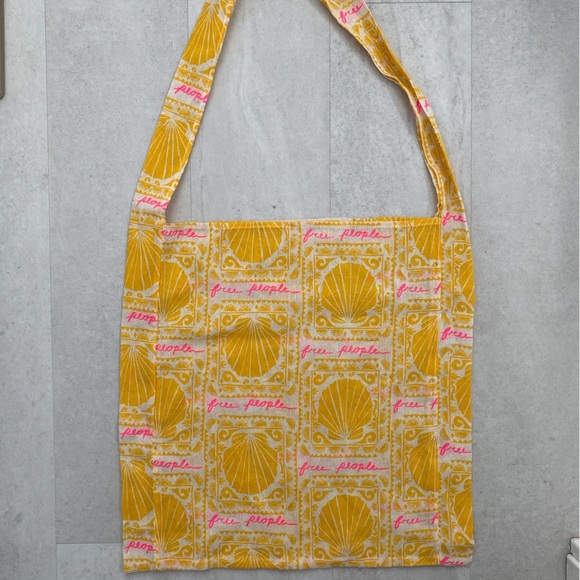 FREE PEOPLE Limited Edition Muslin Yellow Seashell Tote Bag Crossbody - Picture 2 of 7